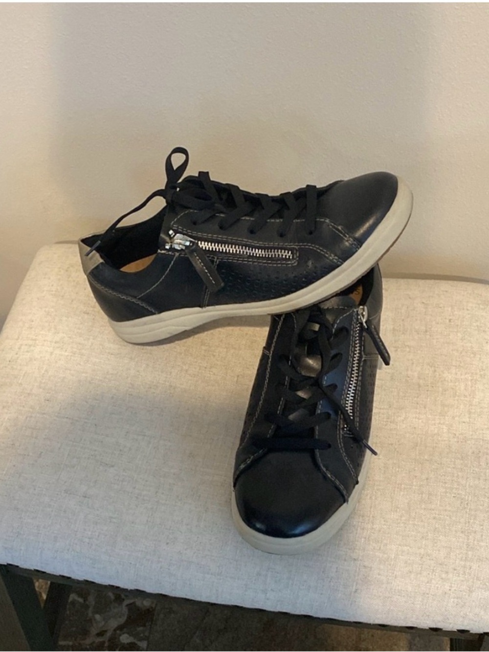 Earth Origins 8.5 m leather sneakers.